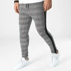 Meilleure vente 🎁 Pantalon A Carreaux Et Bandes TX-665 Gris Rouge de Zayne Paris 🎉