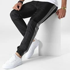 Remise ❤️ Pantalon Jogging A Bandes TX-806 Noir Réfléchissant de Zayne Paris 💯 -Zayne Paris Soldes zayne paris 340382 TX 806 1 20221007T152840 03